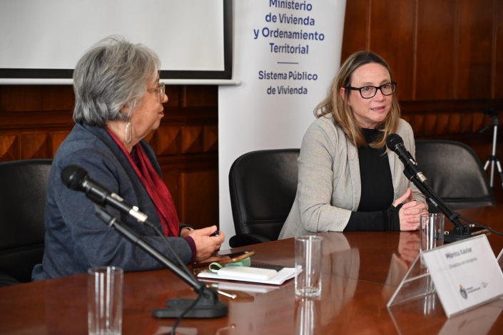 Paola y Mónica en mesa