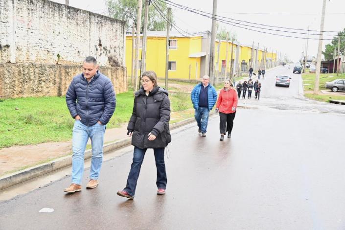 Ministra de Vivienda recorriendo barrio junto a vecinos