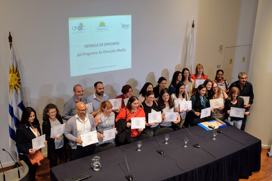 Grupo de estudiantes muestran sus títulos
