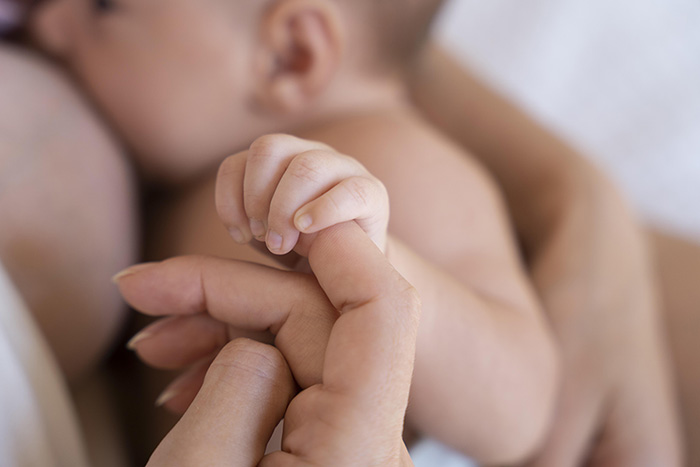 madre amamantando a su bebé