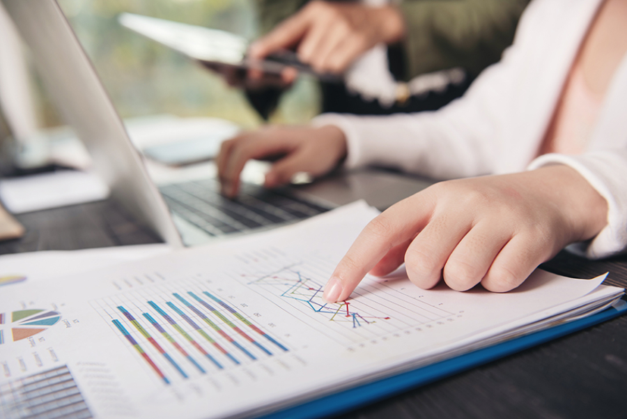 persona con informe de datos