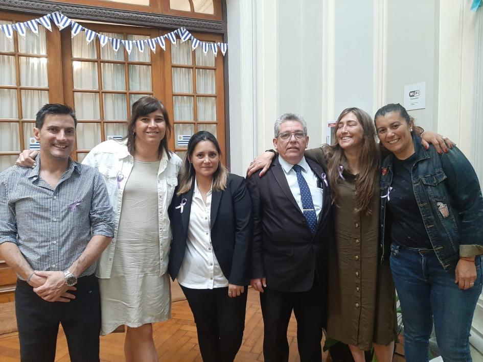 25 de noviembre: Funcionarios/as reciben cintas violetas alusivas. 25 de noviembre: Funcionarios/as reciben cintas violetas alusivas.