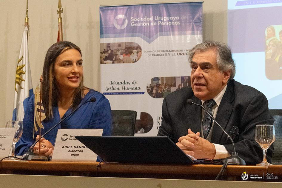 Leticia Viva junto a Ariel Sánchez Autoridades sentadas a la mesa