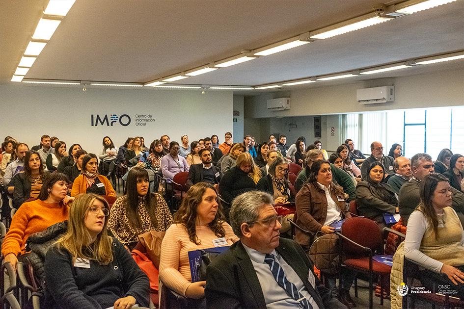 Público asistente al evento Personas sentadas