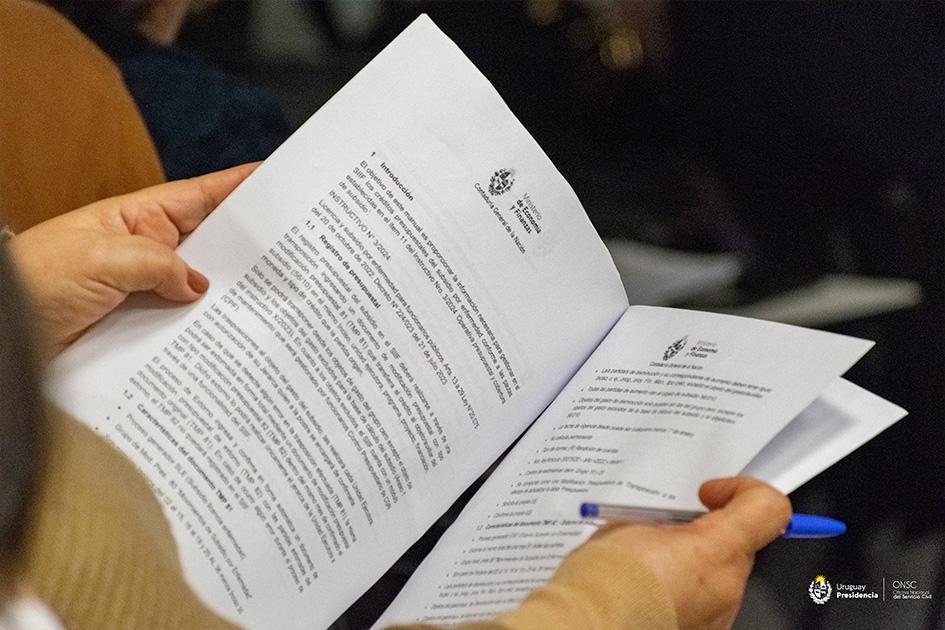 Funcionalidad y normativa del nuevo régimen de licencia y subsidio por enfermedad Manos sosteniendo un libro abierto
