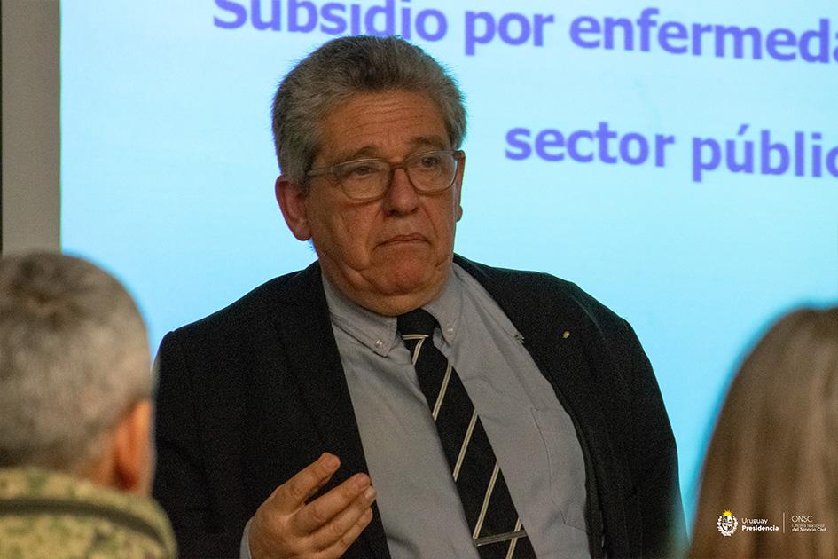 Funcionalidad y normativa del nuevo régimen de licencia y subsidio por enfermedad Persona exponiendo