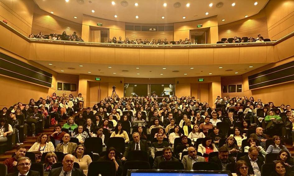 Foto de personas sentadas en el Auditorio