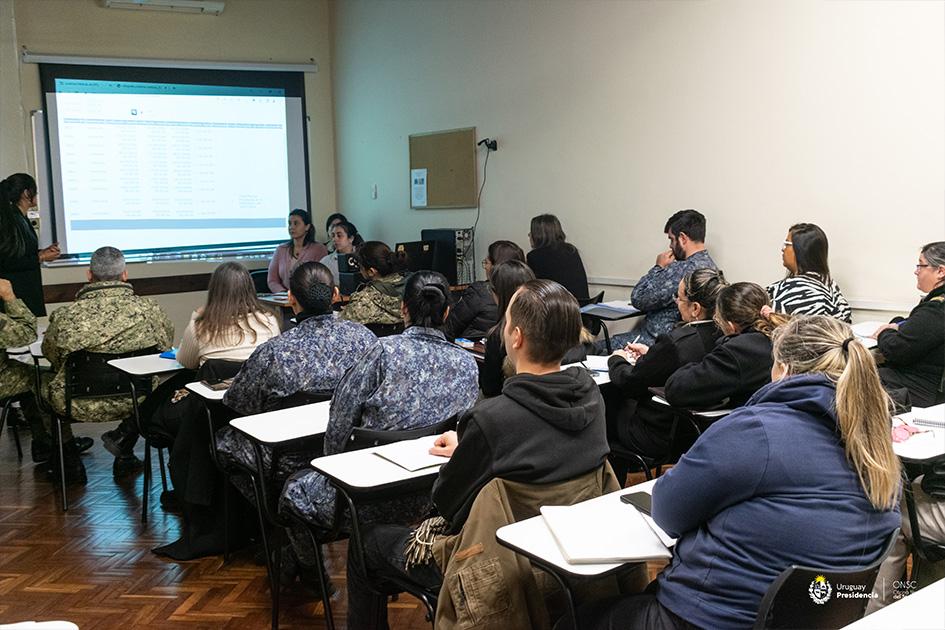 Funcionalidad y normativa del nuevo régimen de licencia y subsidio por enfermedad Personas sentadas, escuchando a los oradores