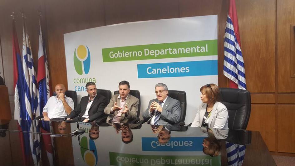 Conferencia de prensa, convenio ONSC intendencia de Canelones Foto mesa firma de convenio autoridades de Servicio Civil y de Intendencia de Canelones