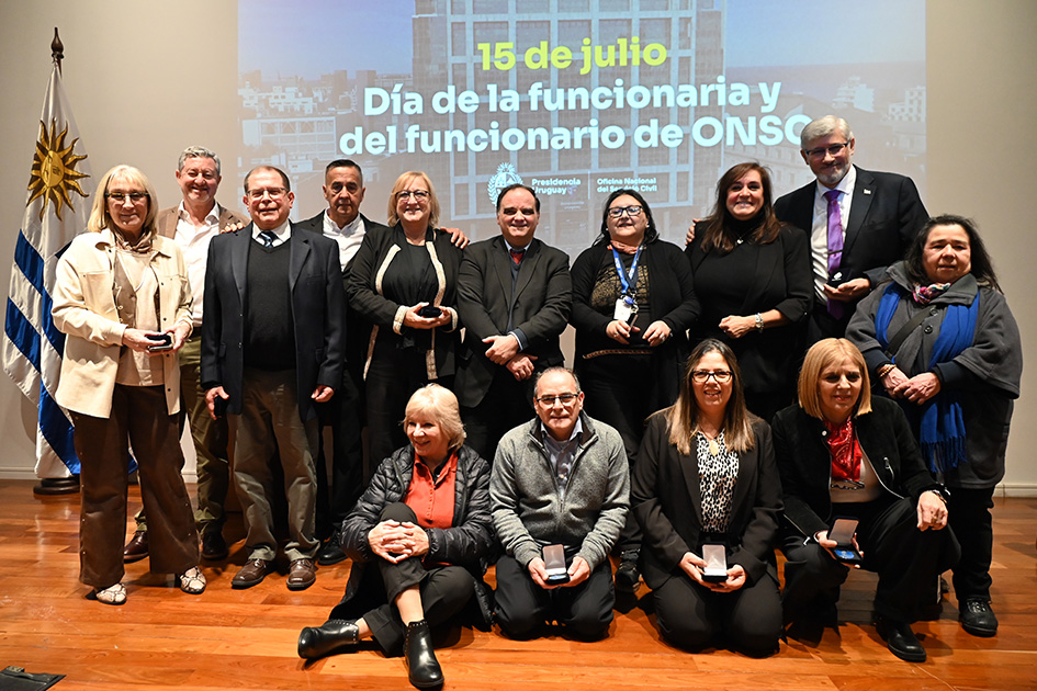 ONSC reconoció la trayectoria de sus funcionarias y funcionarios Fotos de personas paradas en un escenario