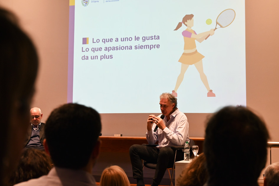 ONSC reconoció la trayectoria de sus funcionarias y funcionarios Foto de personas en un auditorio