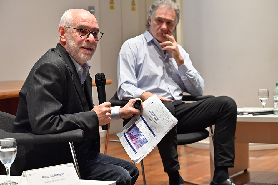 Ricardo Alberti y Luis Pierri Foto de dos hombres sentados dando una charla en un auditorio