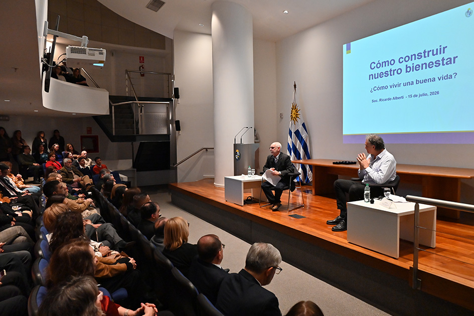 ONSC reconoció la trayectoria de sus funcionarias y funcionarios Foto de personas en un auditorio