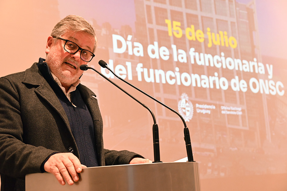 Director de ONSC, Sergio Pérez Foto de una persona hablando por micrófono