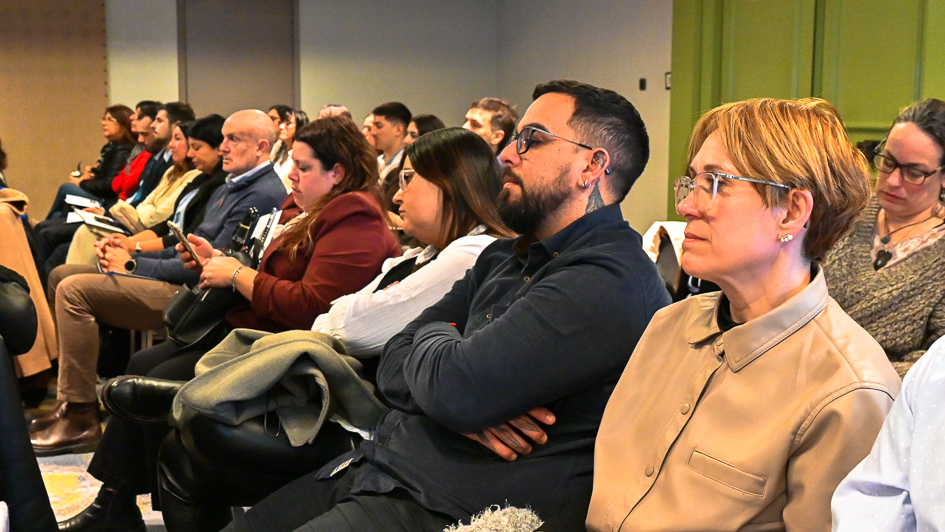 Personas sentadas en un auditorio