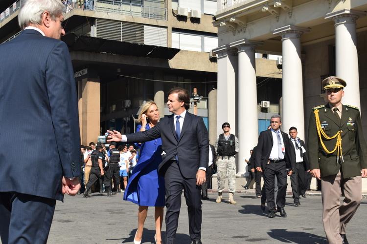 Presidente Electo Lacalle Pou arriba a Plaza Independencia