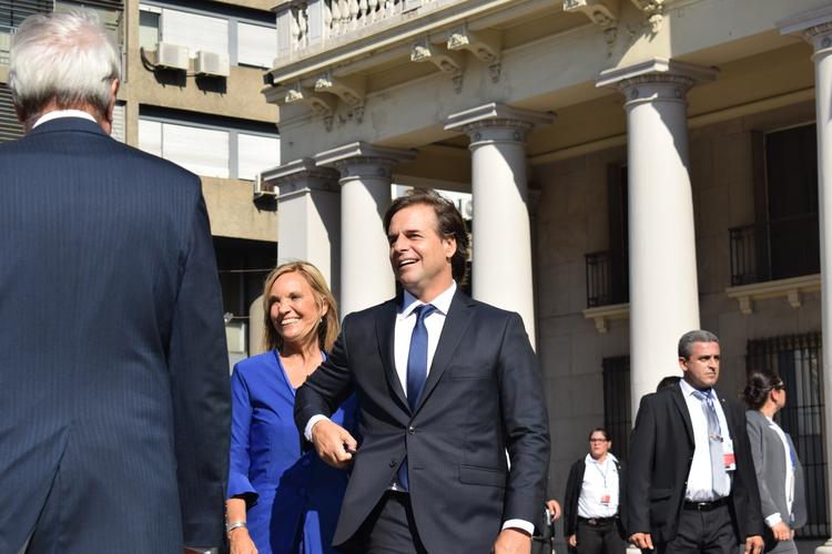 Presidente Electo Lacalle Pou arriba a Plaza Independencia