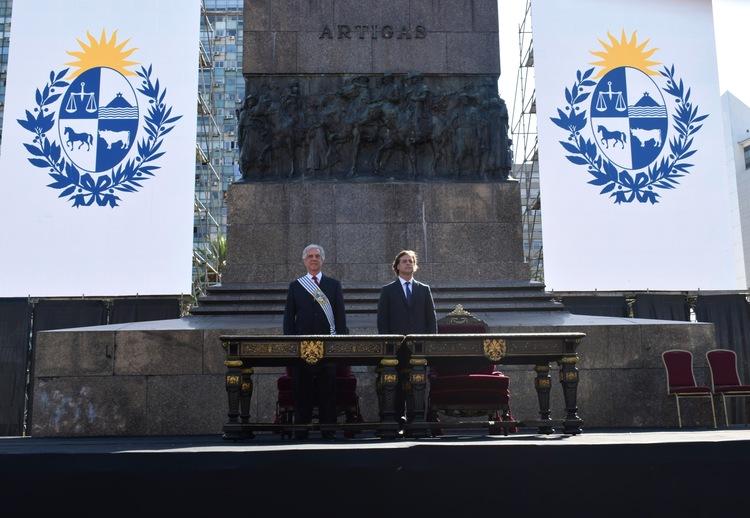 Presidente Vázquez y presidente electo Lacalle Pou en escenario al pie del monumento a José Artigas en Plaza Independencia