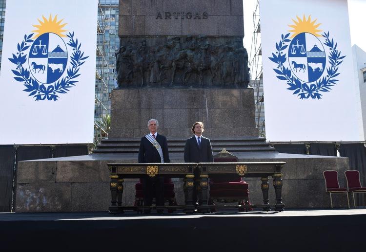 Transmisión de mando presidencial Presidente Vázquez y presidente electo Lacalle Pou en escenario al pie del monumento a José Artigas en Plaza Independencia