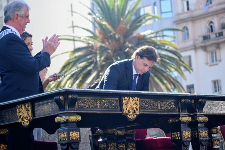 Transmisión de mando presidencial Presidente electo Lacalle Pou Firma de documentos