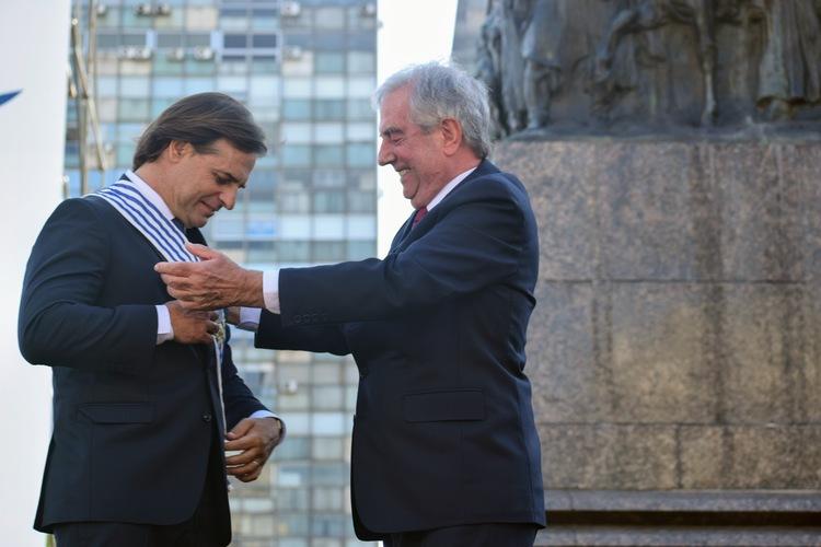 Presidente Tabaré Vázquez coloca banda presidencial al presidente electo Lacalle Pou