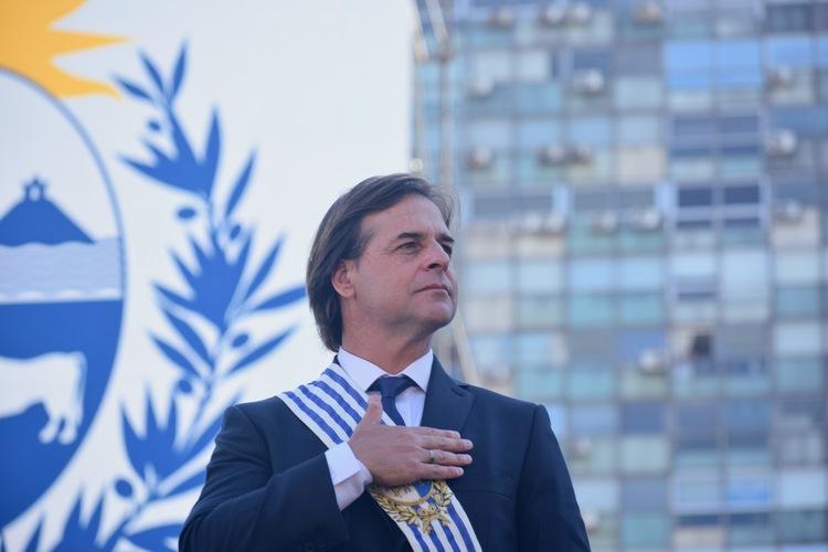 Transmisión de mando presidencial Presidente Luis Lacalle Pou porta la banda presidencial