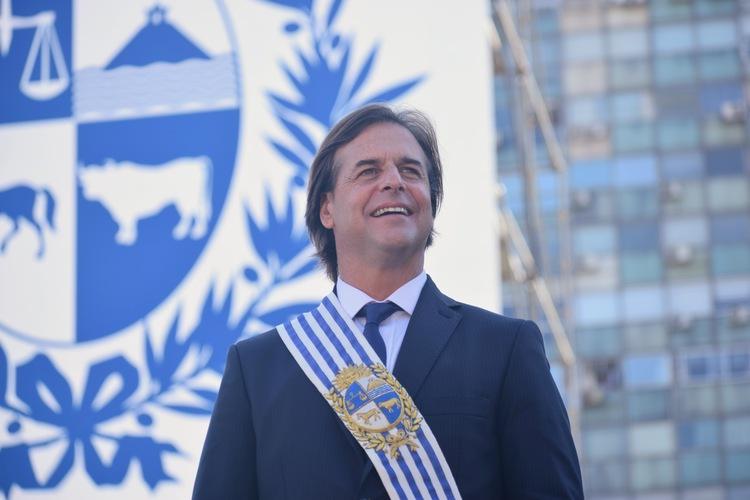 Transmisión de mando presidencial Presidente Luis Lacalle Pou porta la banda presidencial