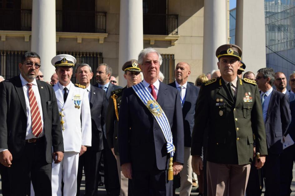 Presidente Tabaré Vázquez arriba a Plaza Independencia