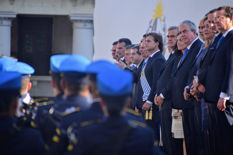 Desfile de banda sinfónica policial ante presidente Lacalle Pou y ministros
