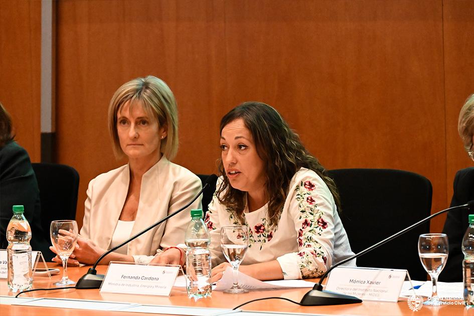 Presentación del informe "Brecha de género en los puestos jerárquicos en el Estado uruguayo" Mesa expositores