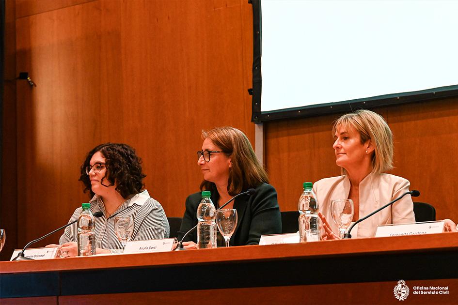 Presentación del informe "Brecha de género en los puestos jerárquicos en el Estado uruguayo" Mesa expositores