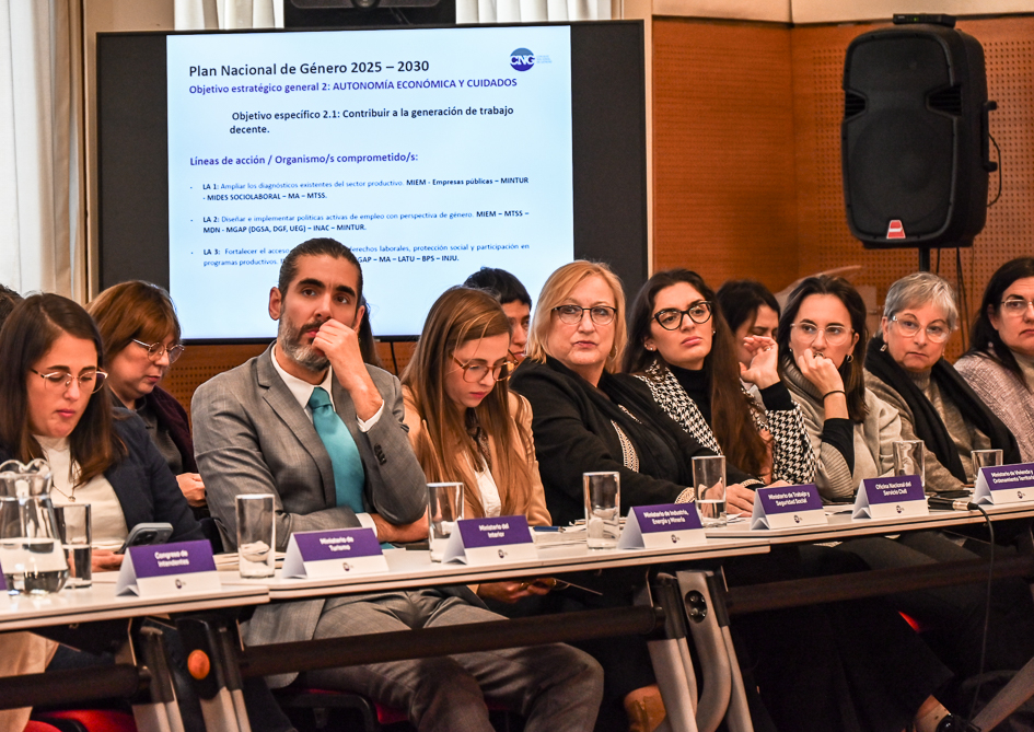 La ONSC y su contribución al Consejo Nacional de Género Personas en un auditorio