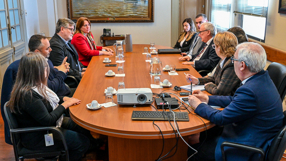 ONSC y Aduanas fortalecen la gestión institucional Personas en una reunión