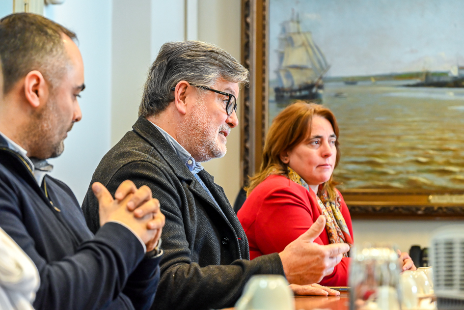 ONSC y Aduanas fortalecen la gestión institucional Personas en una reunión