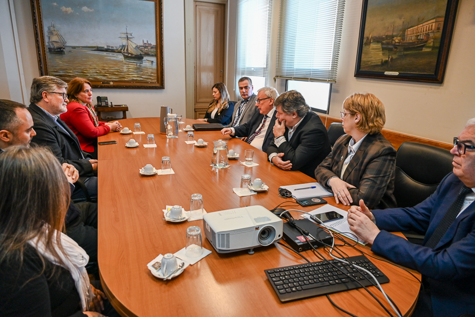 ONSC y Aduanas fortalecen la gestión institucional Personas en una reunión