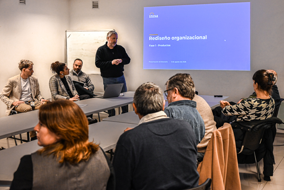 INISA transforma su modelo organizativo con una mirada de largo plazo Personas en una reunión