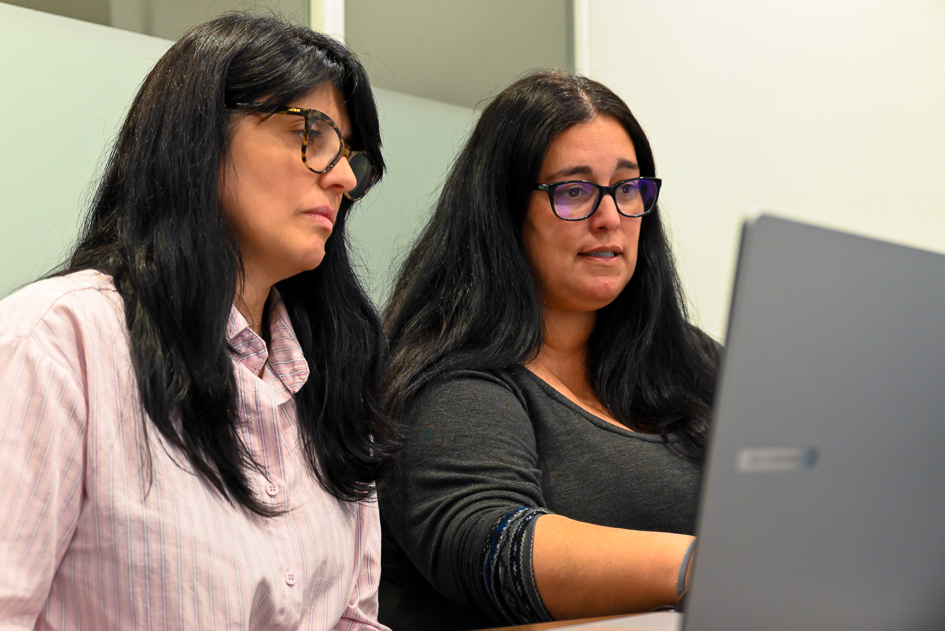 Talleres sobre acciones afirmativas en el empleo público Dos mujeres mirando una pantalla de laptop