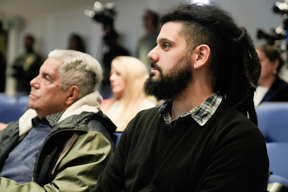 Autoridades y asistentes al evento Personas sentadas
