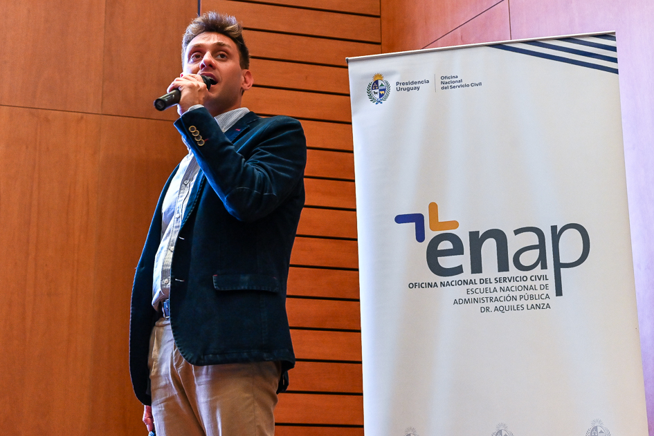 Juan Manuel Cáceres, director de la División Diseño Curricular y Docente, ENAP Fotografía de un hombre hablando por micrófono durante un evento.