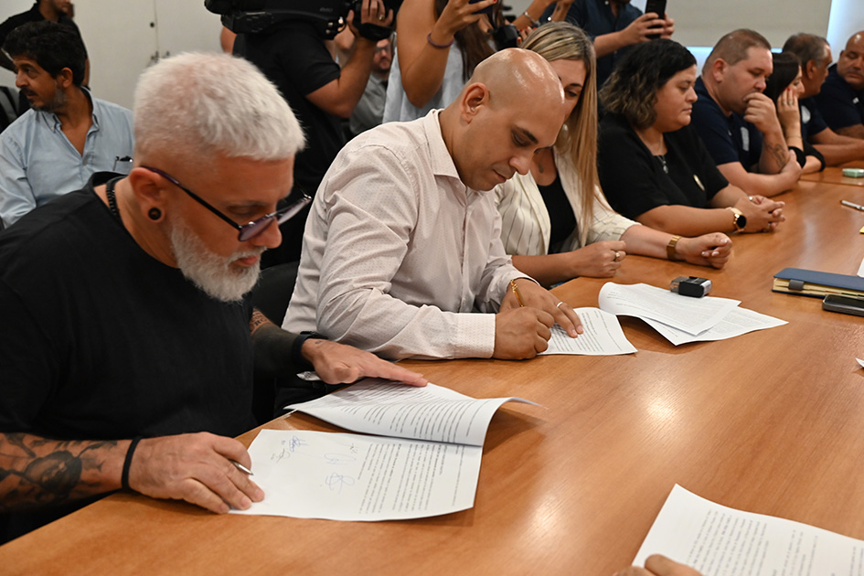 Gobierno y Unión de Sindicatos Policiales firman histórico acuerdo Gobierno y Unión de Sindicatos Policiales firman histórico acuerdo