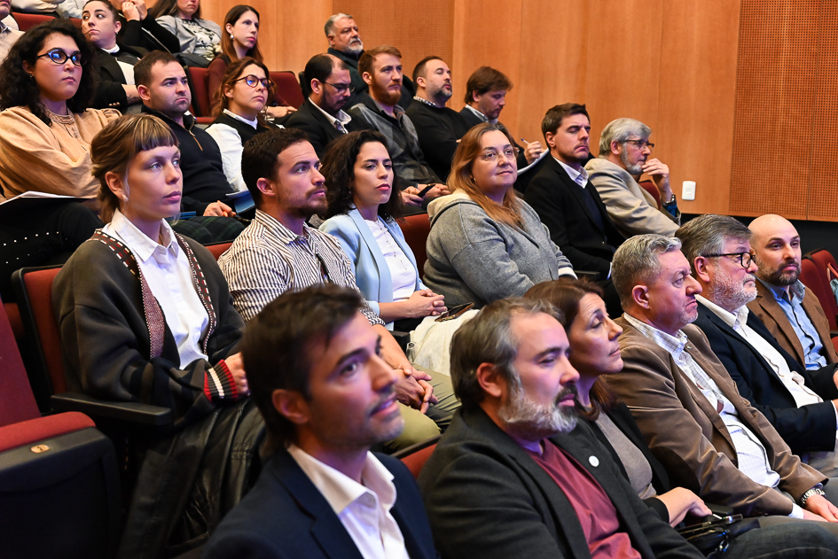 ENAP presentó su nuevo Trayecto Formativo en Inteligencia Artificial y Analítica de Datos Fotografía de público sentado en un auditorio.