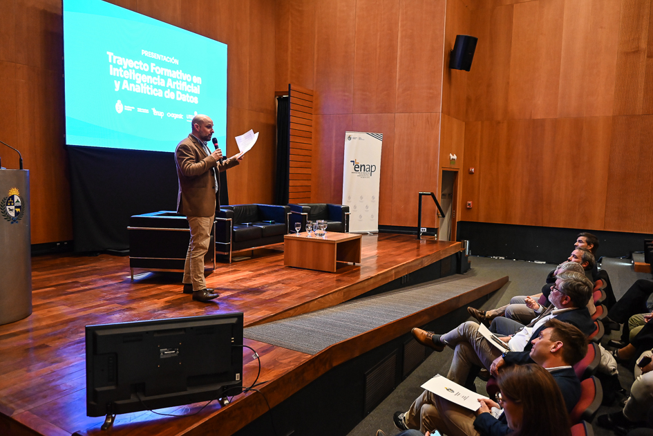 Bruno Minchilli, Gerente de la ENAP Fotografía de una persona exponiendo en una conferencia en un auditorio, se ve al público asistente