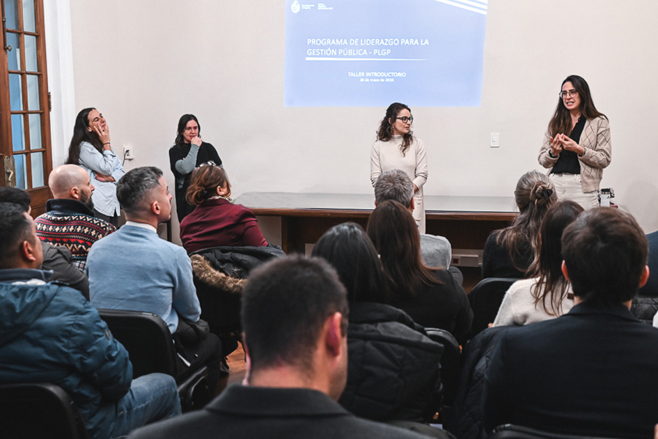 Comenzó el Programa de Liderazgo para la Función Pública Estudiantes en un salón de clases