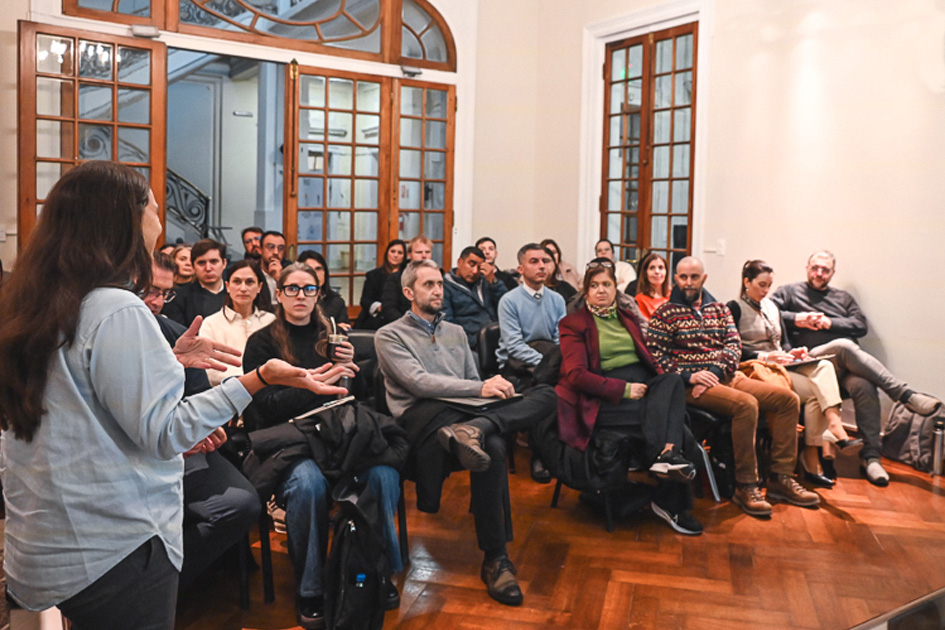 Comenzó el Programa de Liderazgo para la Función Pública Estudiantes en un salón de clases