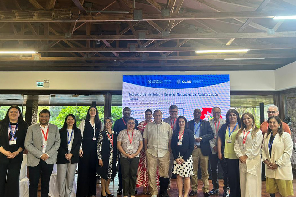 La ONSC participa en congreso del CLAD sobre la Reforma del Estado y la Administración Pública Foto con varias personas