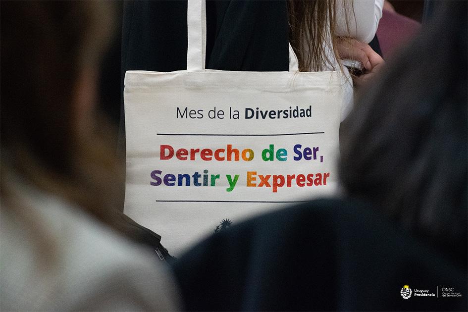 Presentación de la Guía Personas mirando un cartel