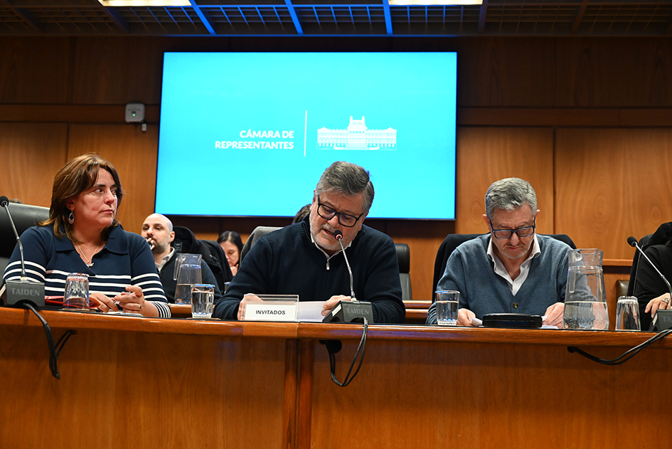 ONSC presentó ante el Parlamento los avances de gestión Foto de personas en una reunión