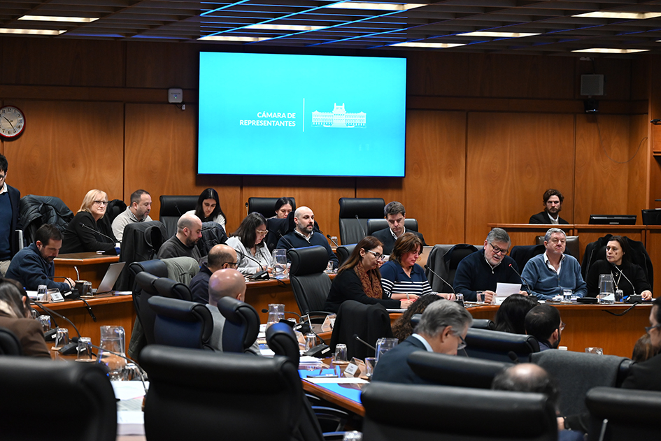 ONSC presentó ante el Parlamento los avances de gestión Foto de personas en una reunión