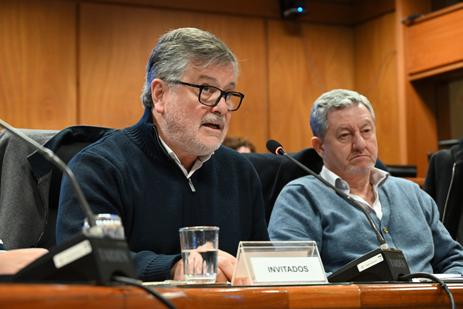 ONSC presentó ante el Parlamento los avances de gestión Foto de personas en una reunión
