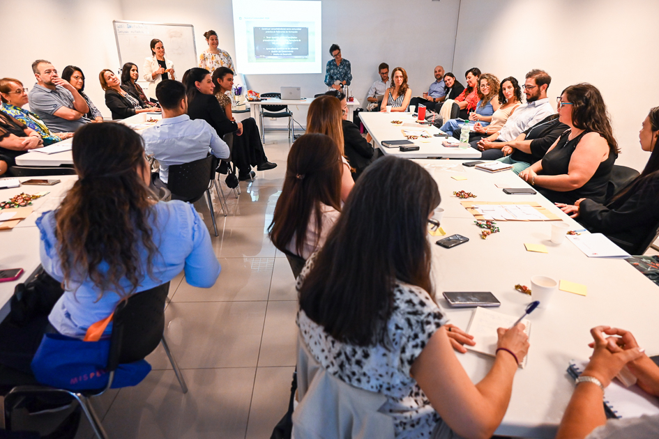 La Comunidad de Referentes de Formación consolida su trabajo y proyecta nuevas líneas para 2026 Personas en una mesa